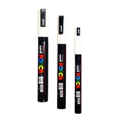 Zdjęcie przedstawia trzy białe markery Uni-Posca do zastosowań optycznych w rozmiarach 0,7 mm, 1,5 mm i 2,5 mm, ustawion
