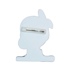 tył broszki w tym samym kształcie, jednolicie biały z poziomo osadzonym zapięciem agrafkowym w kolorze białym, na neutralnym białym tle