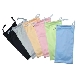 Zestaw sześciu woreczków z mikrofazy na okulary w kolorach czarnym, popielatym, seledynowym, żółtym, błękitnym i różowym