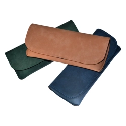 Półtwarde etui na okulary Brush Semi‑Hard w trzech kolorach: beżowym, niebieskim i zielonym, ułożone jedno na drugim