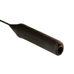 S107-D – owalny uchwyt silikonowy do sznurka regulowanego, zbliżenie na dwa otwory mocujące (większy i mniejszy) oraz cylindryczny kanał; kolor czarny, tło białe