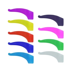 Na białym tle ułożone są w kolumnie kolorowe stopery silikonowe do zauszników okularów, o smukłym, lekko zakrzywionym ks