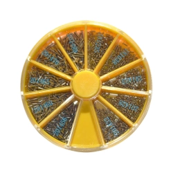 okrągły żółty organizer z tworzywa fi 92 × 12 mm z dziesięcioma przegródkami wypełnionymi stalowymi śrubkami różnej dług