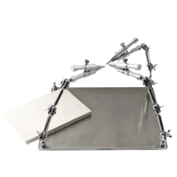 Płyta lutownicza Trzecia Ręka 670.02 z trzema regulowanymi cęgami na przegubach kulowych, metalową podstawą i dodatkową